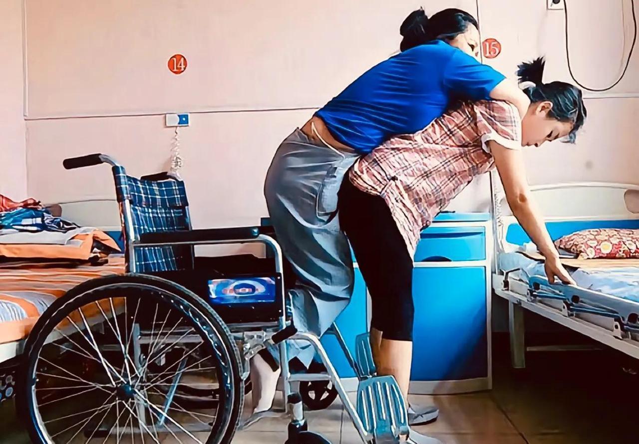 1998年，山西1妇女突然瘫痪在床，丈夫不堪压力，一走了之。妇女绝望之际，8岁养