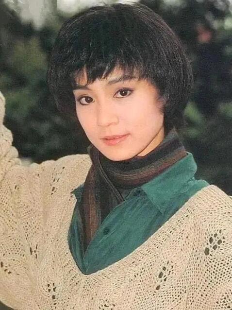 刘雪华65岁还在演女将军刘雪华新路透太绝了！65 岁穿戎装演女将军，眼神里全是戏