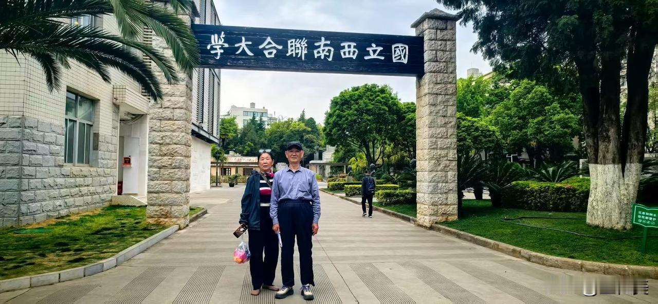 满庭芳·伴父滇游
 
千里飞驰，长鞭高铁，电掣穿云。
昔年自驾，今喜坦途新。
笑