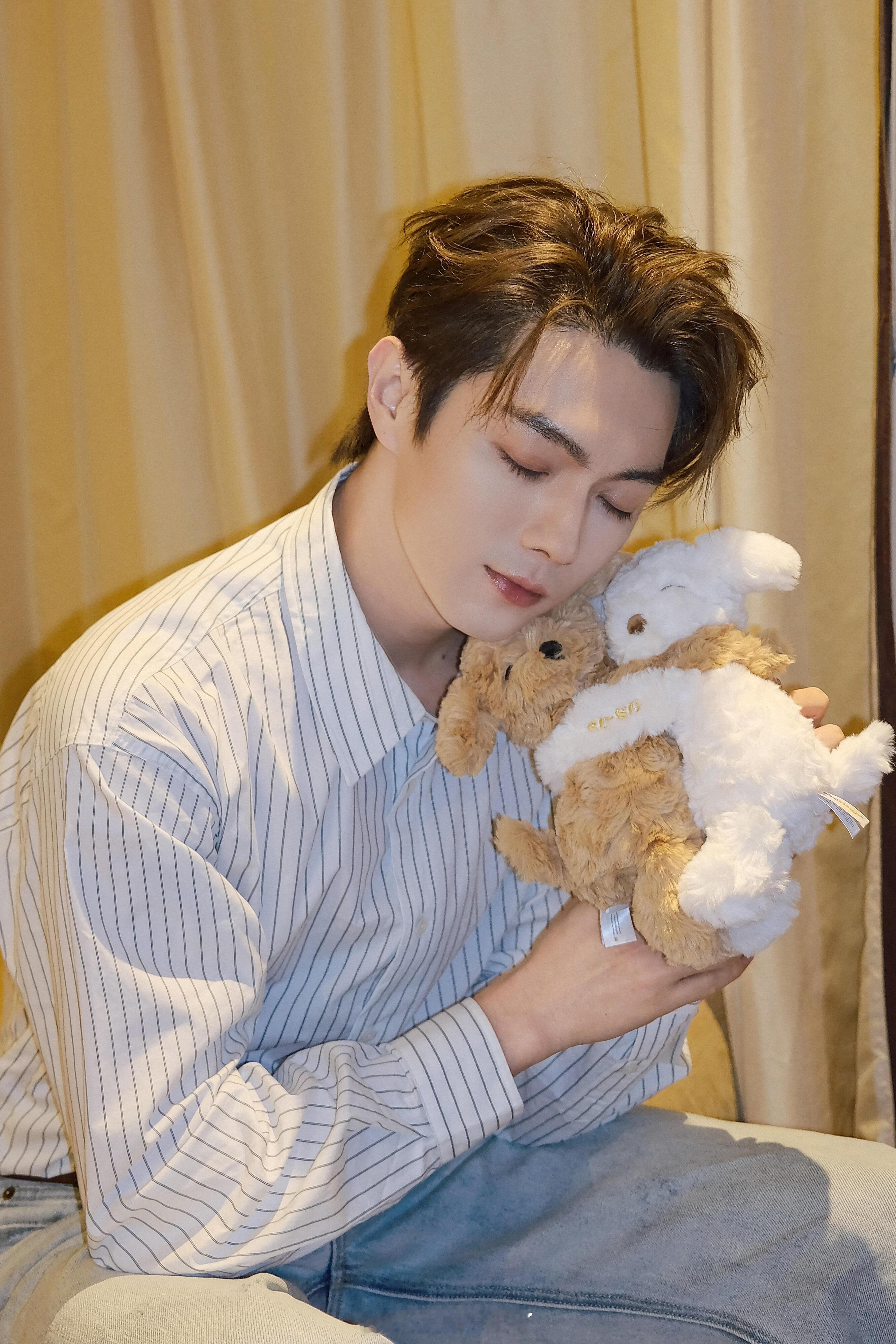 许凯拿着手机也是在追《方圆八百米》吗许凯陈辉