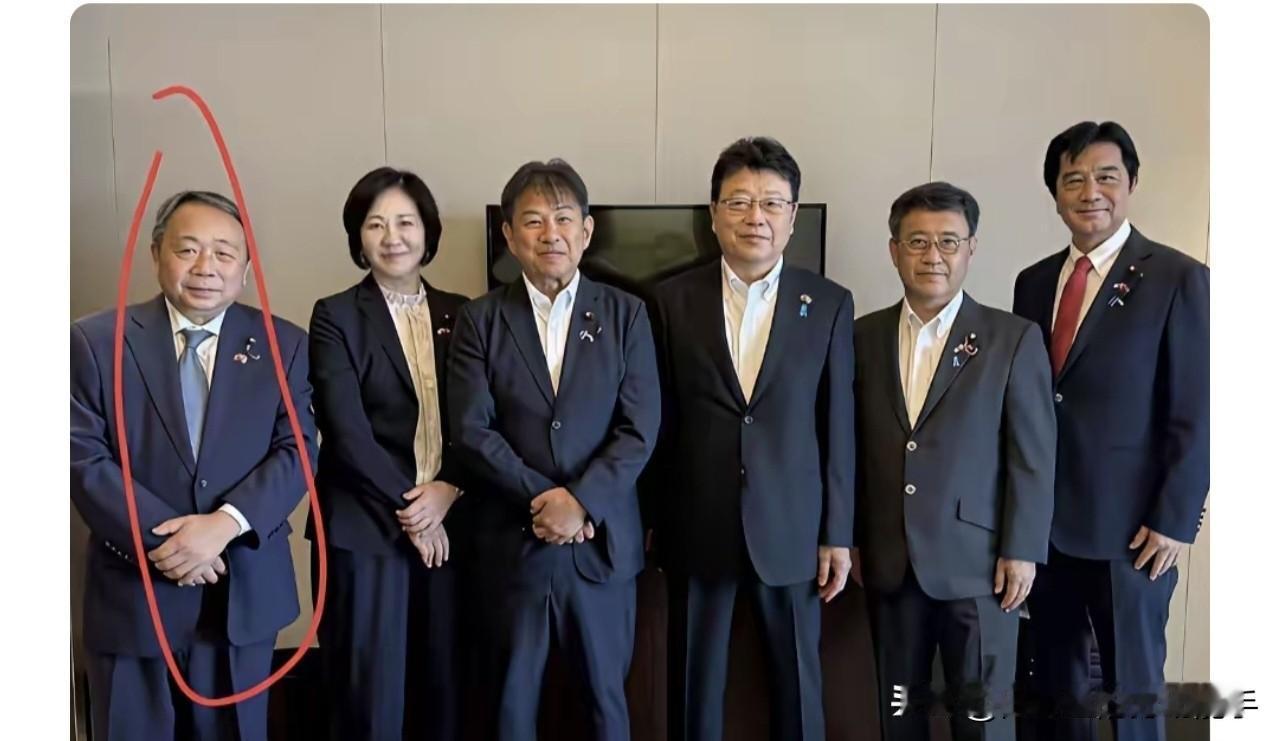 大家出出主意，对照片红圈里这个数典忘祖、卖国求荣、寡廉鲜耻、认贼作父的大汉奸石平