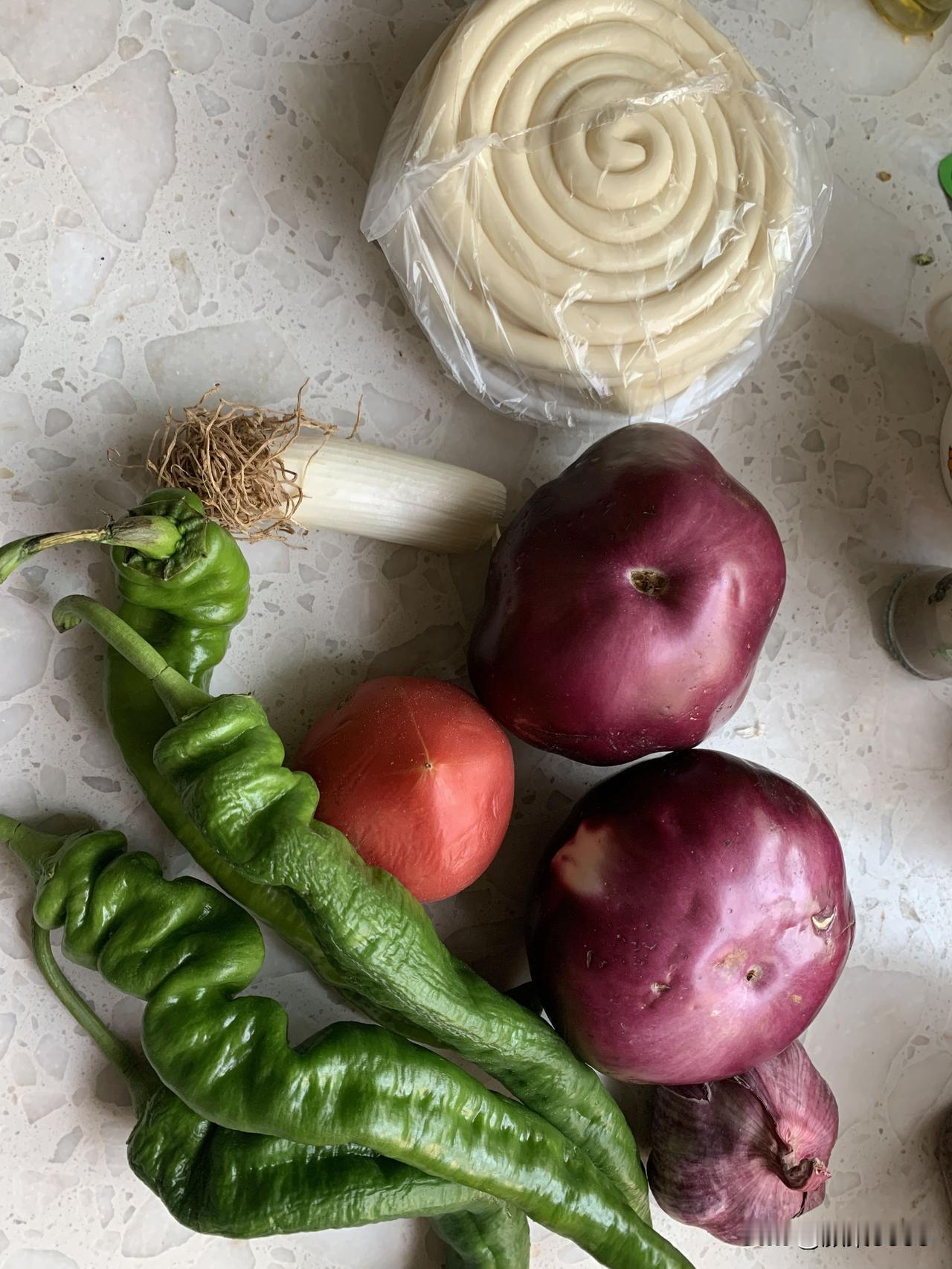 中午下班，又到吃午饭的时间了，中午一个人在家做饭吃吧，媳妇出门旅游了，儿子上学不