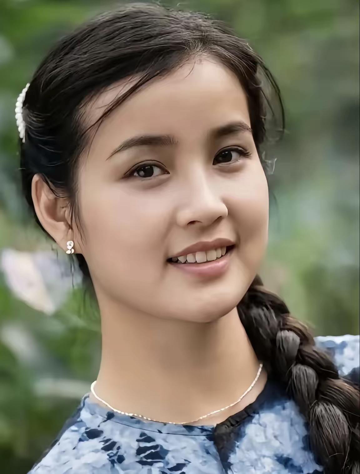 拍《小花》的时候为什么没让刘晓庆演主角小花？
当年陈冲才18岁，满脸都是未经世事