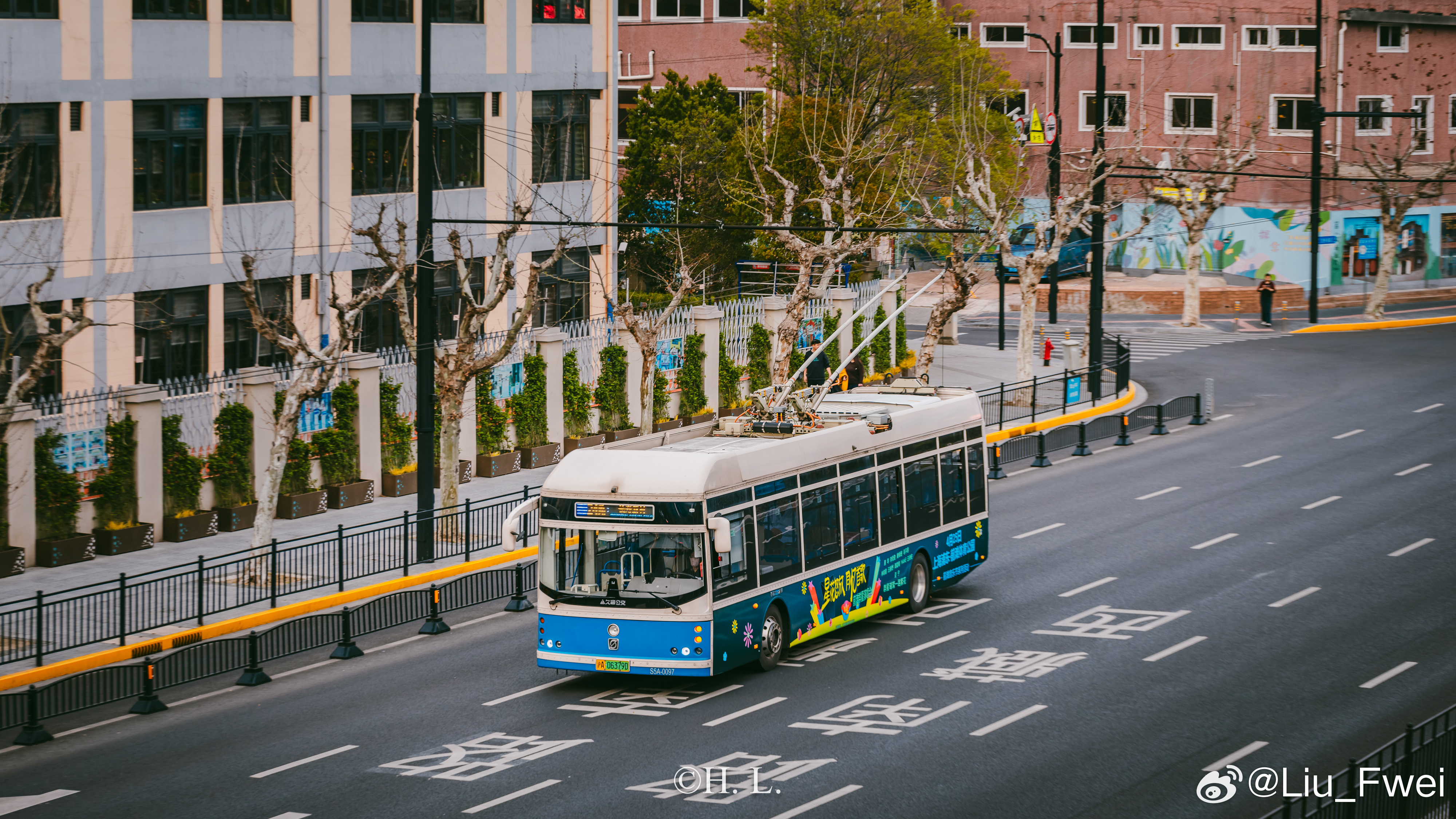 24路无轨电车的另一辆前滩音乐节广告巴士。s5a0097可能还有其他车。 