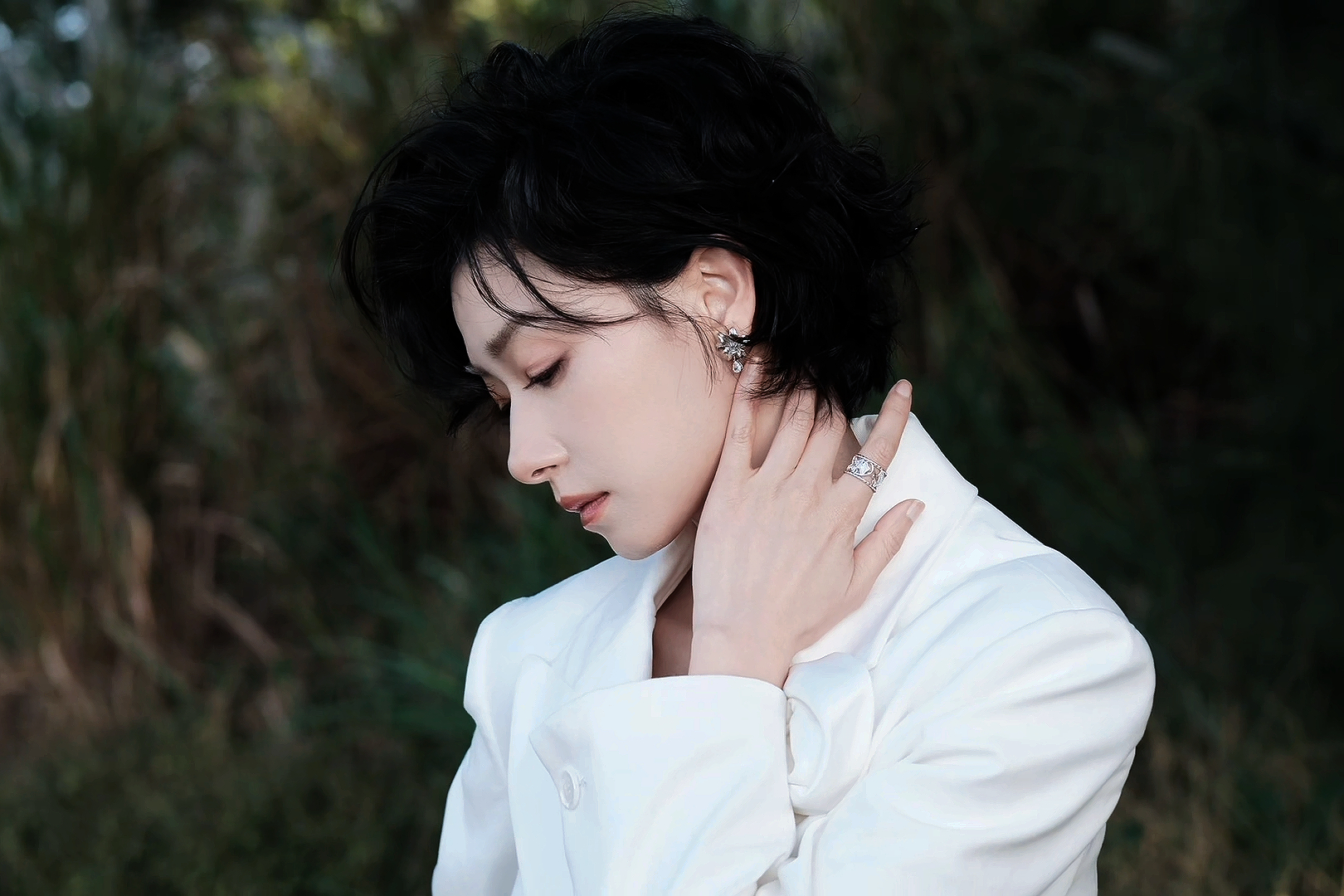 万茜 ｜万茜美素佳儿品牌大使 松针缝补着天空的裂痕，浪尖拆解着落日的光谱——你的