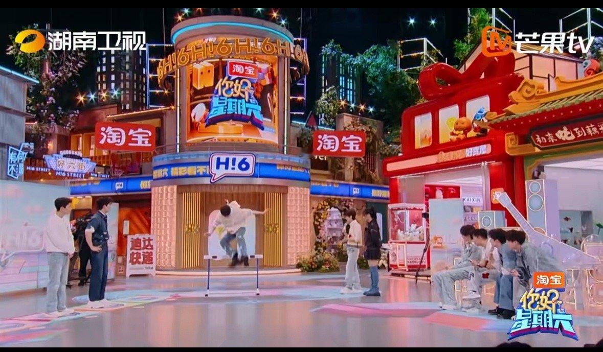 檀健次跨栏定格耍帅动作如行云流水，一气呵成，不愧是帅气的檀健次[good][go