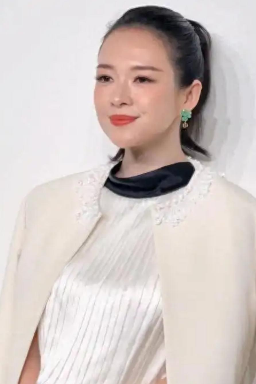 郑钦文“全裹出镜”抢尽风头！和章子怡站C位，网友：影后气场好像略逊一筹？
我直说