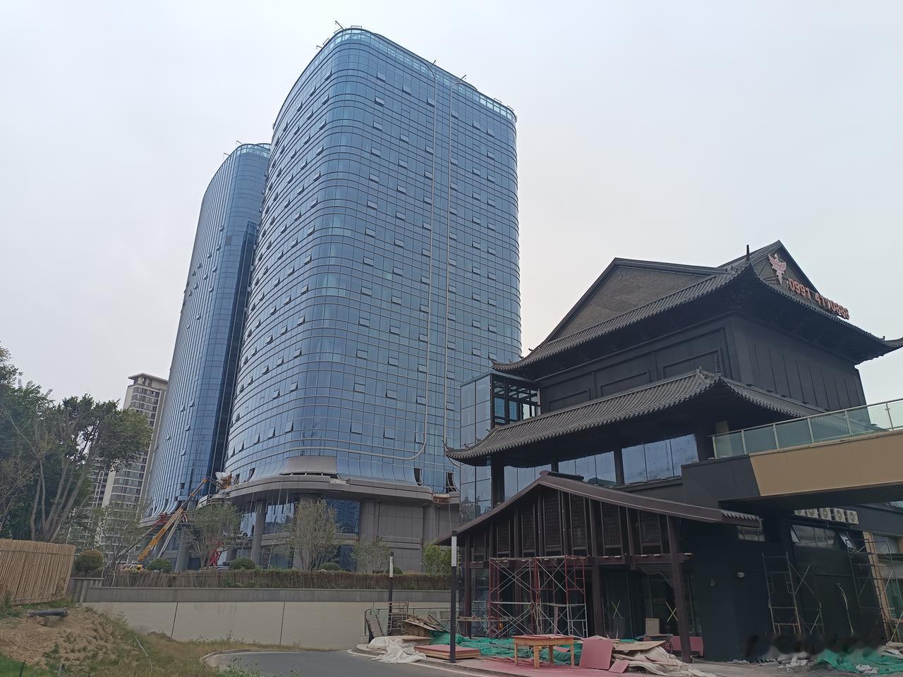 奥体旁边规划有所变动，某项目未动工地块已被其他公司联合拍下，就是其现在正在建设的