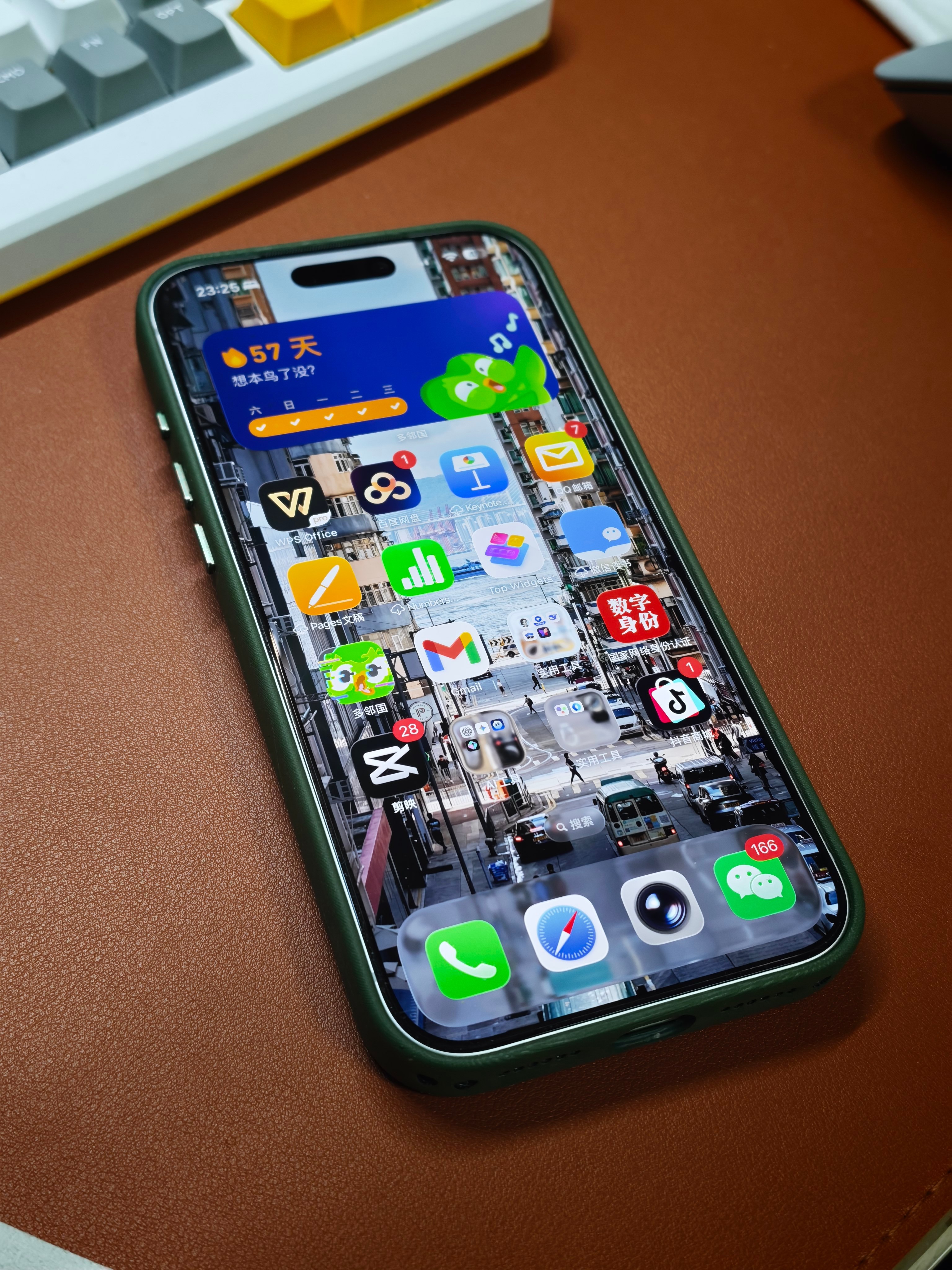 我真服了多邻国了，吓死我了，这图标，无意间瞟了一眼手机，还以为我手机屏幕坏了，太