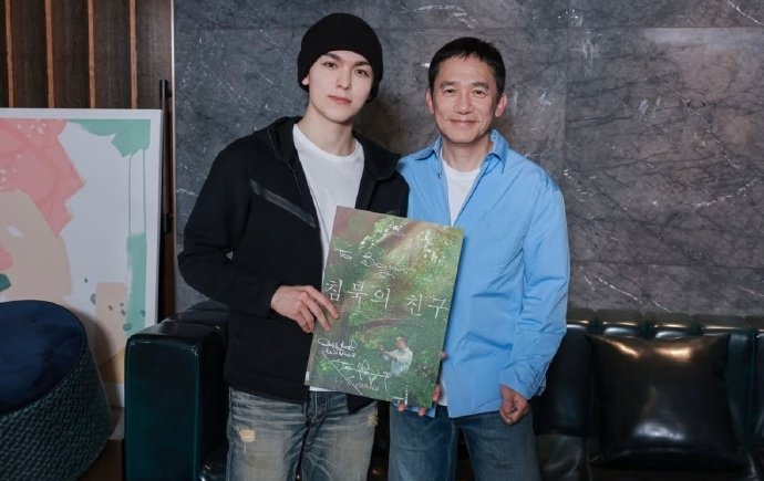 梁朝伟vernon合照梁朝伟崔瀚率合照omg！！！梁朝伟崔瀚率合照！ 