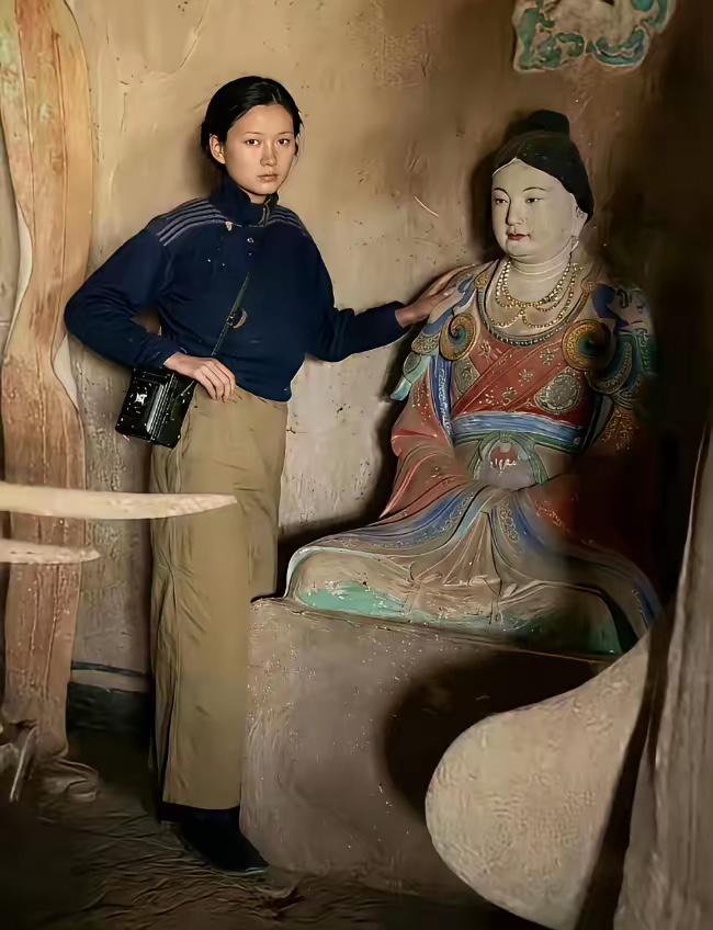 这是33岁的林徽因在山西佛光寺的真实样貌，这可不是演员扮演的，她本人的穿着打扮时