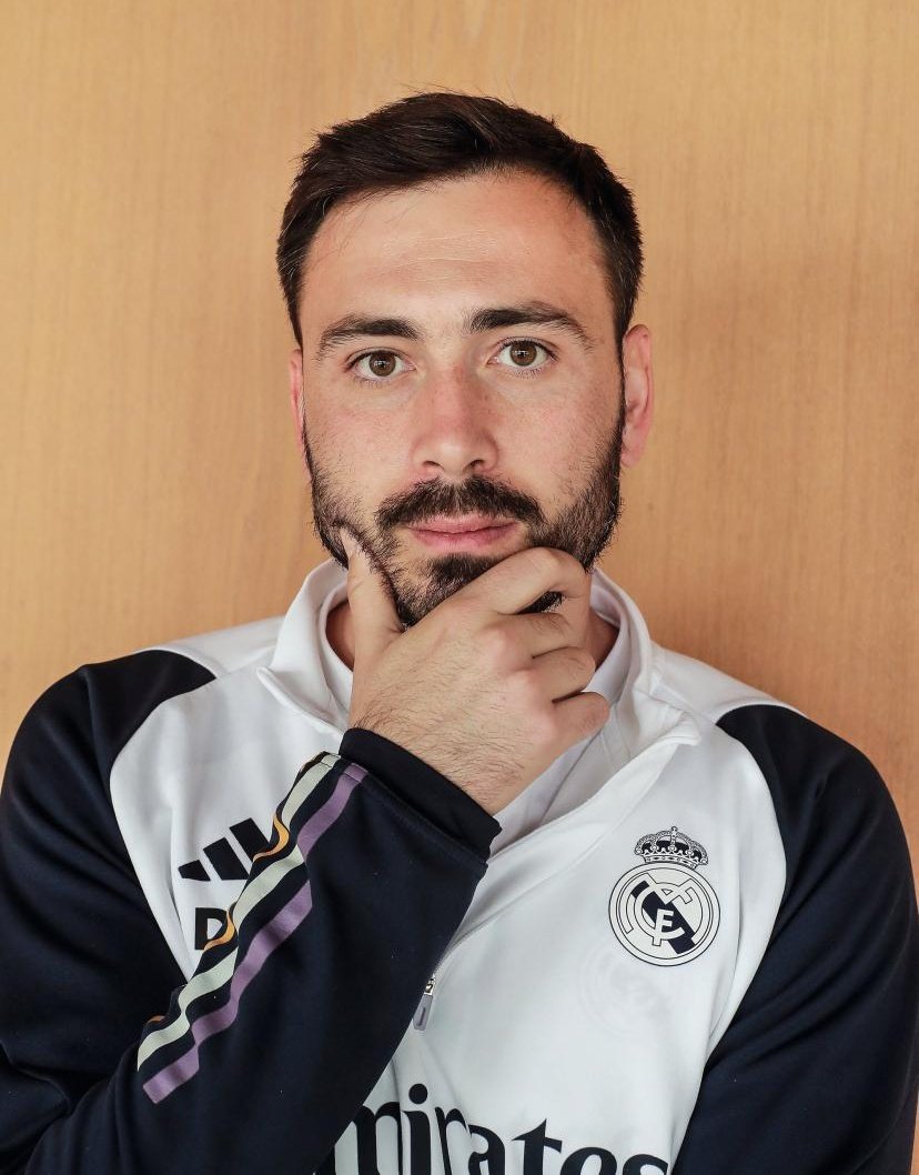 【TA】达维德·安切洛蒂与亲友一同在球场的贵宾包厢内现场观赛了皇马与贝蒂斯的比赛