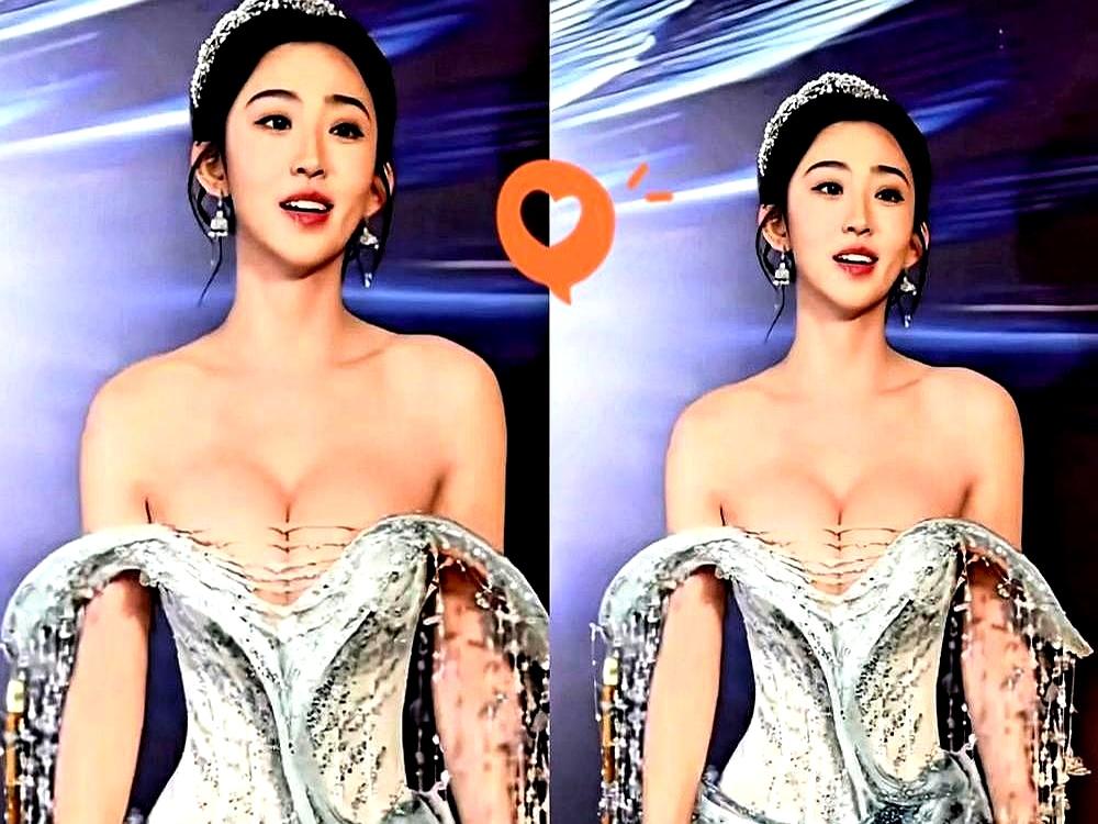 大湾区红毯灯一亮，人群还在抢镜时，她慢慢走来。
满钻皇冠，水晶流苏，深海人鱼礼服