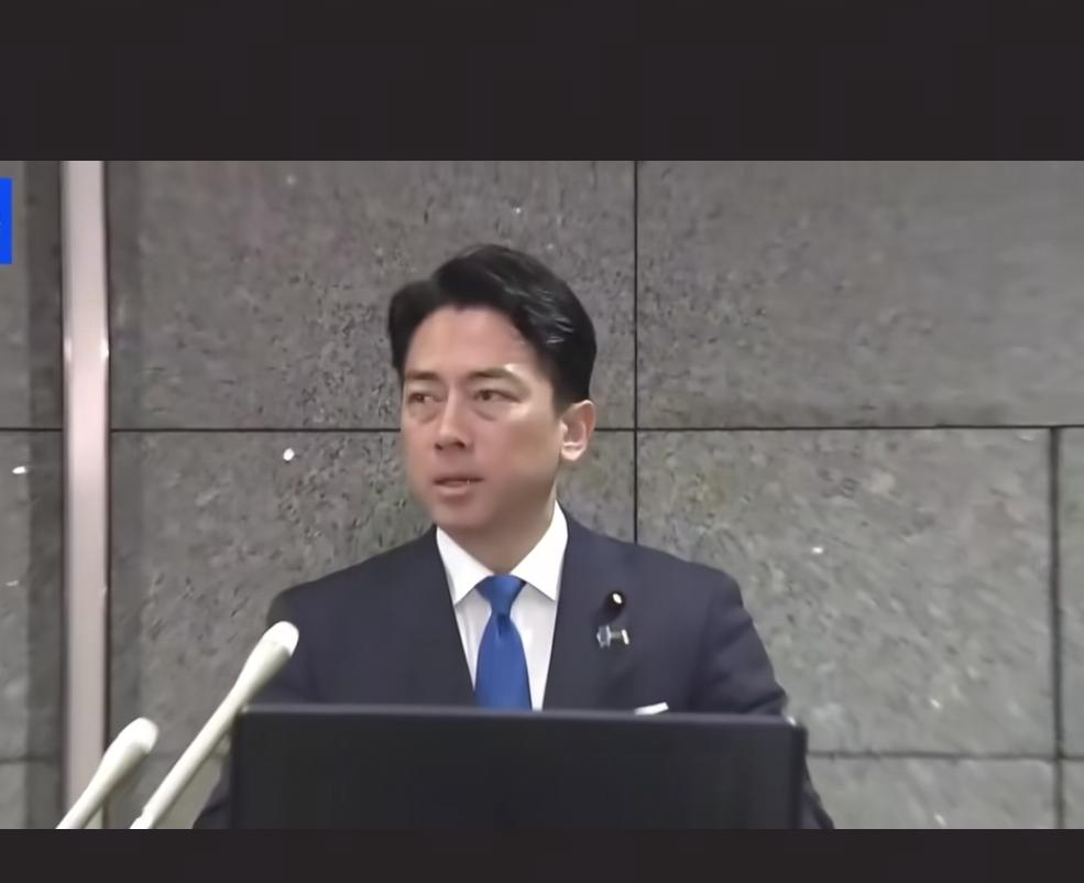 近期，日本防卫大臣小泉进次郎，像热锅上的蚂蚁，急得乱了心智。他先谎称中国的辽宁舰