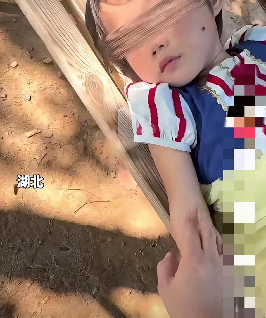 谁能想到，公园里那个每天穿着同一条裙子、静静躺在长椅上的五岁女孩，背后藏着这样让