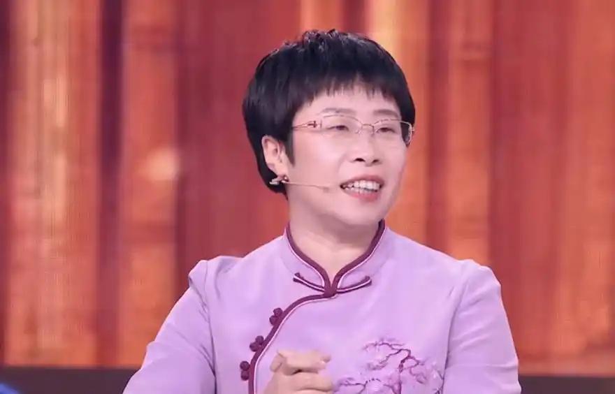 北大才女蒙曼50岁时依然单身，朱迅问她：“你最想嫁的男人是谁？”蒙曼沉思片刻说了