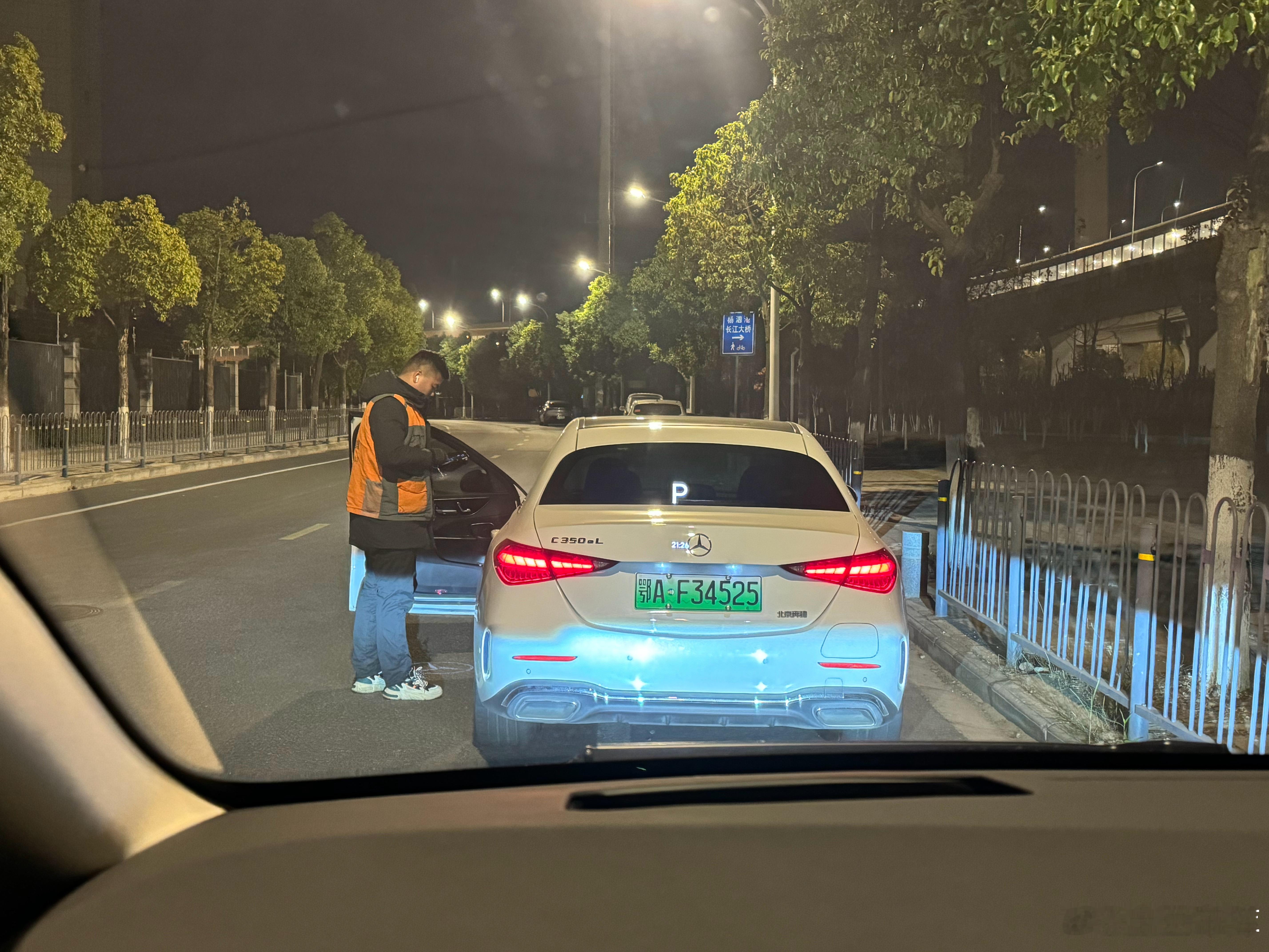 一个人出门收车 代驾回公司 代驾小哥服务非常好 一口一个老板 哈哈哈 到目的地给