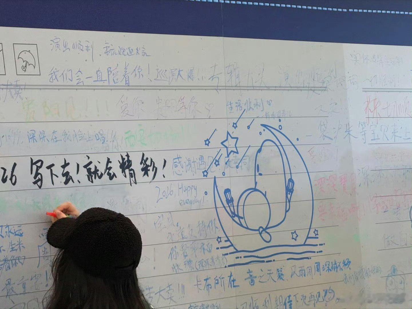周深是重庆限定的儿童节礼物整个重庆六一都在打卡周深从商圈快闪到江岸大屏，从粉丝市
