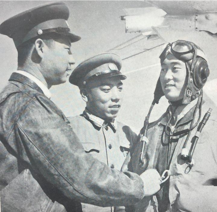 1958年9月18日，空18师52团8架歼-5战机从惠州转场汕头途中，在虎头山空