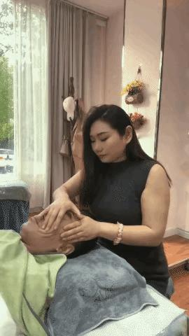 中年男士来到店里找女技师做头部按摩，女技师有些伤风感冒，给他做的过程中用手捏下鼻