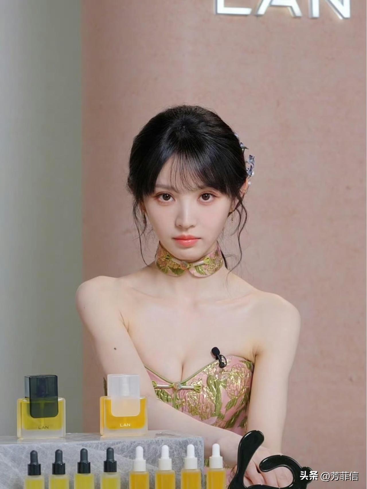 好家伙，这也太尴尬了……田曦薇在抖音的最新品牌直播，因为服装暴露领口太低，直接被