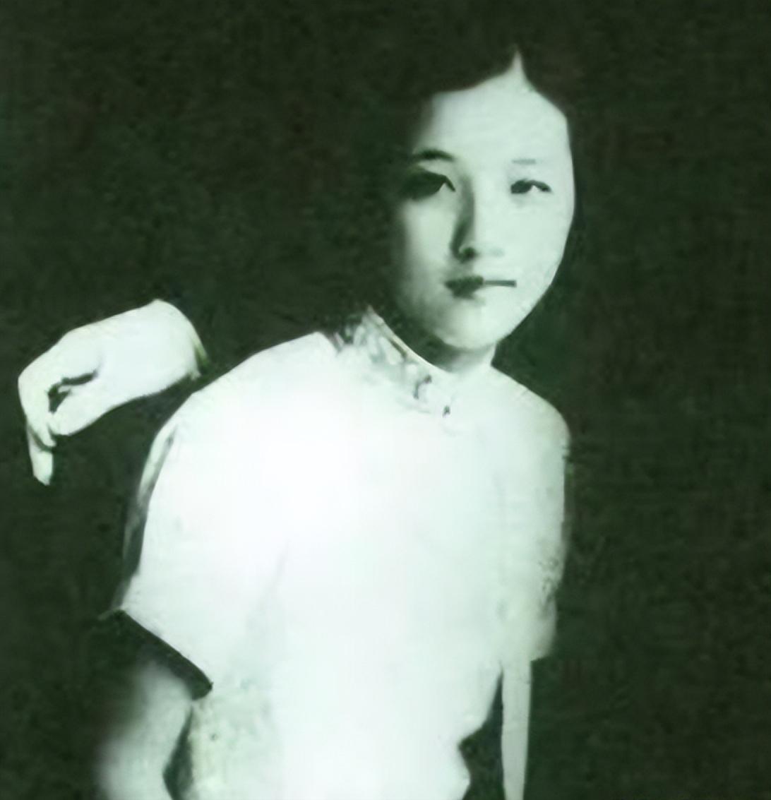 1938年7月，17岁的郭翼青嫁给了54岁的三婚男程潜，新婚之夜，圆房之后的郭翼