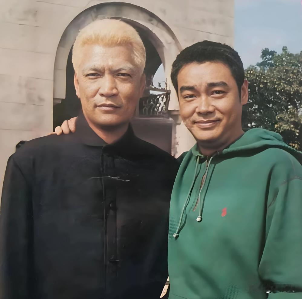 90年代，“大傻”成奎安和刘青云一张罕见的留影。他是著名的反派演员，可惜已经离世
