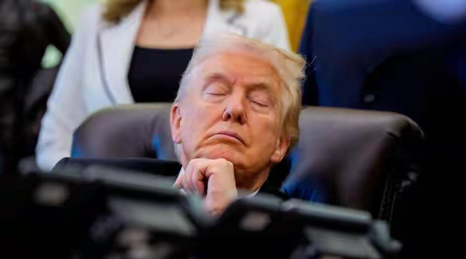 特朗普，这位80岁的总统真的累了！
抡起“关税大棒”，横冲直闯，打盟友、大伙伴、