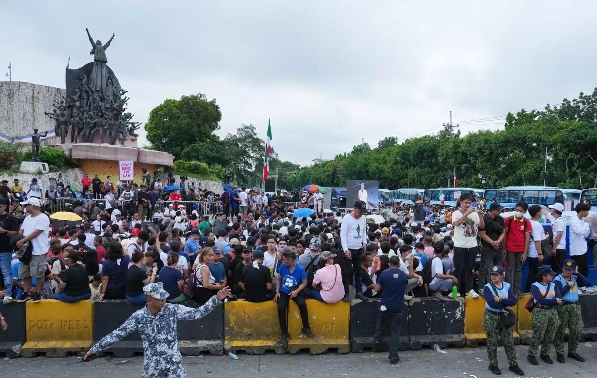 马尼拉凌晨惊变，小马科斯竟吓到下令闭门不出，足见其色厉内荏！铁腕压不住民愤，高压