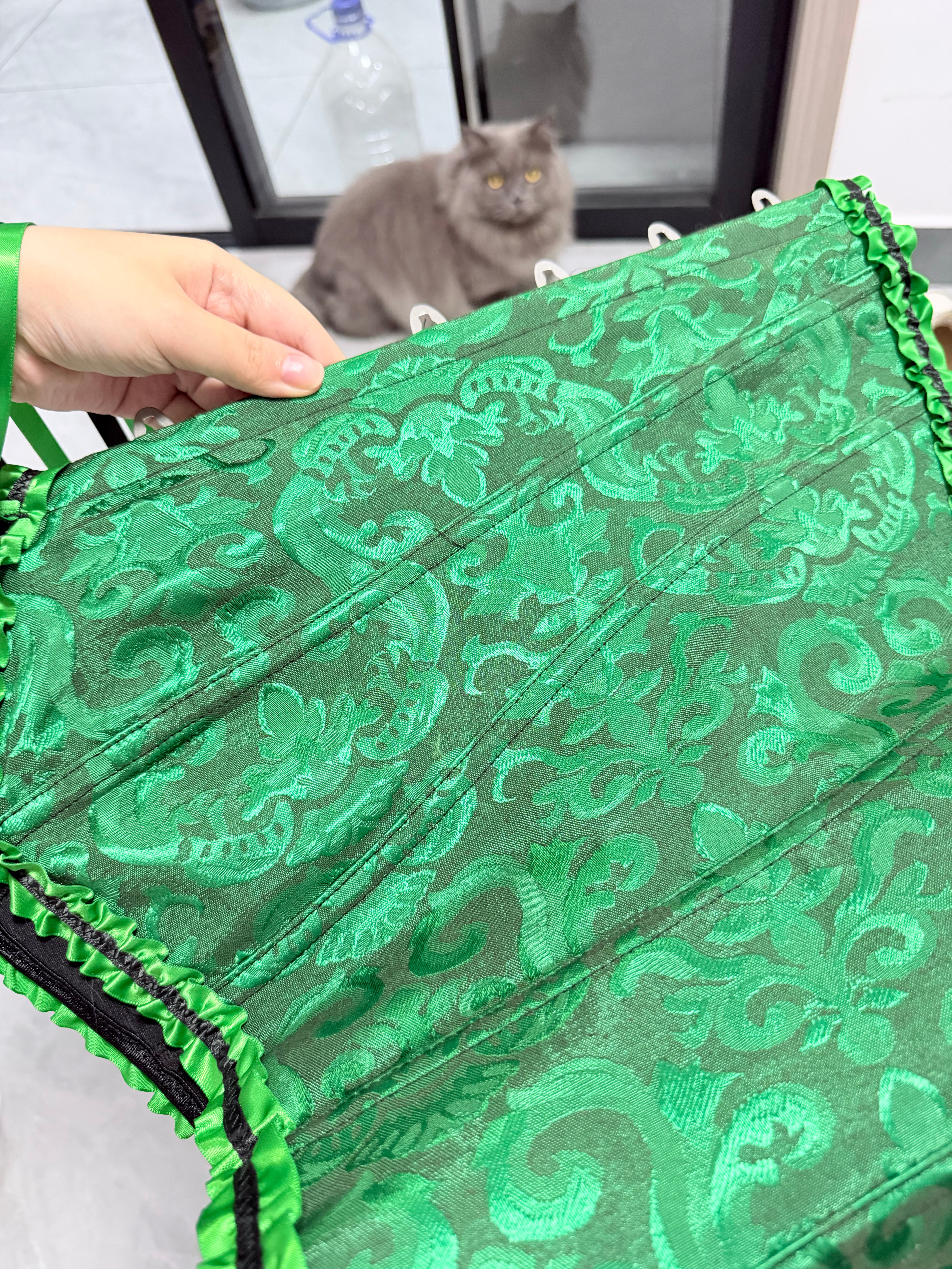 这件绿色上衣我本来觉得太绿了想退掉的看我女穿这个绿这么美 我试试吧[偷乐] ​​