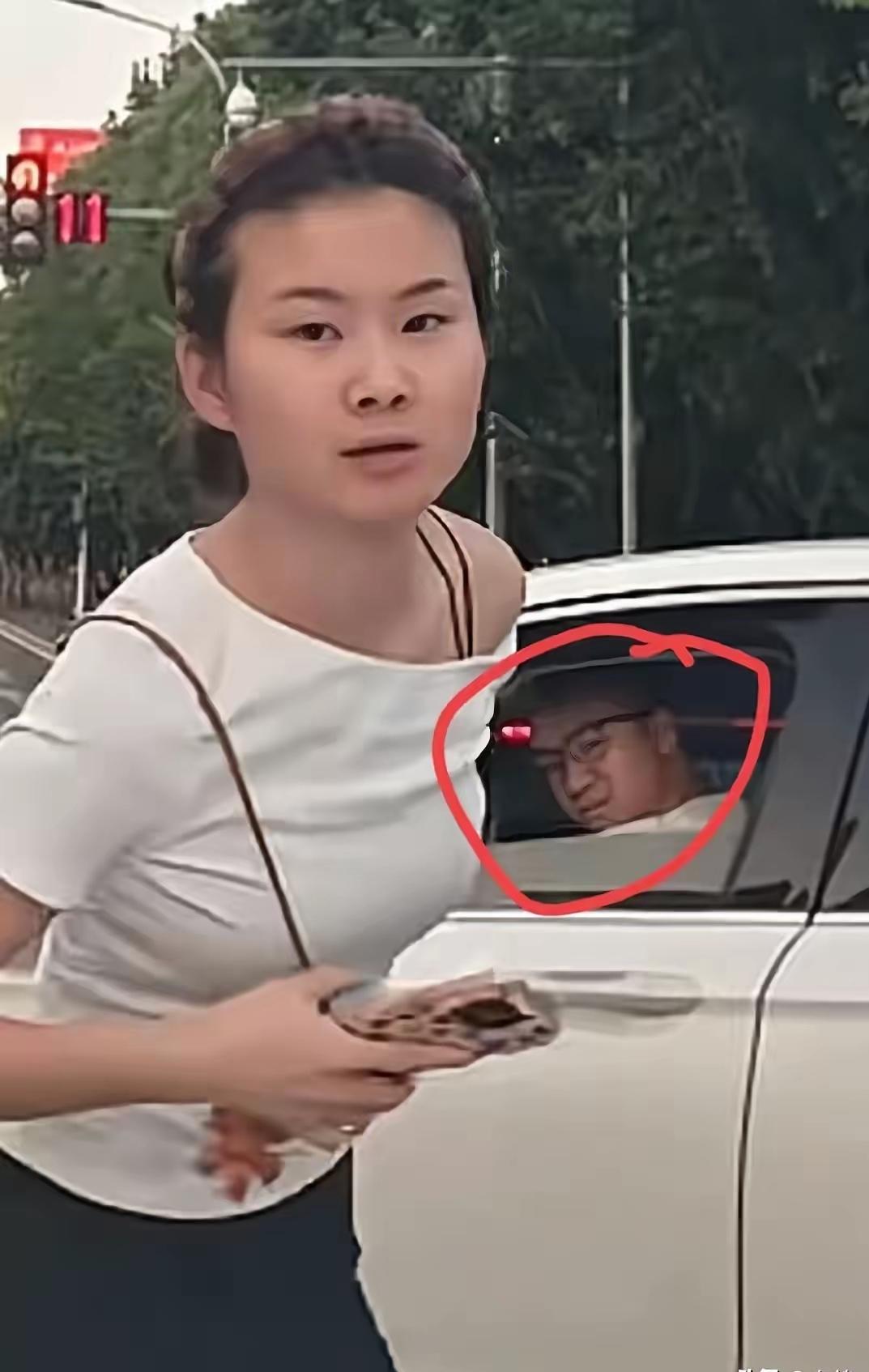 重庆加塞“口水姐”那个视频，我看了好几遍，我发现这里面🈶一个细节，那就是“口水