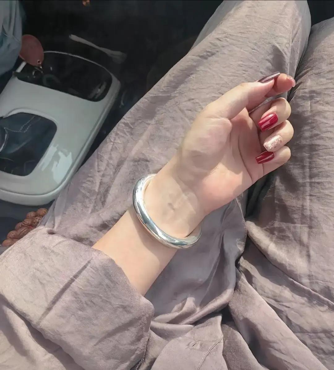 银价涨到11块，银镯还香吗？
 
今天水贝柜台前，我亲眼见一个姑娘把金镯子放回托