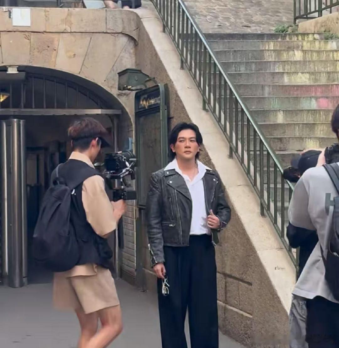 苏有朋变样了苏有朋变陈志朋 路人巴黎街头偶遇苏有朋广告外景，一眼望去根本分辨不出