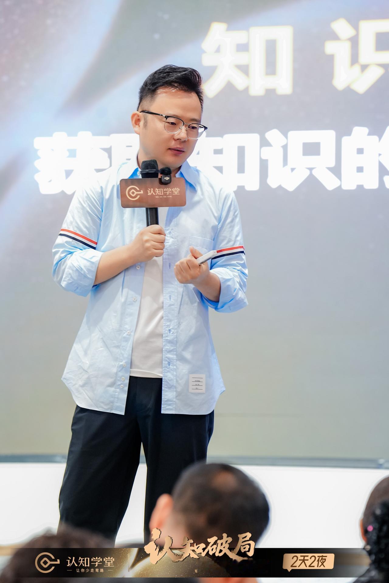 这个时代，如果有人说请你吃饭，其实是一种很讨厌的行为。
如今已经没人吃不上一顿大