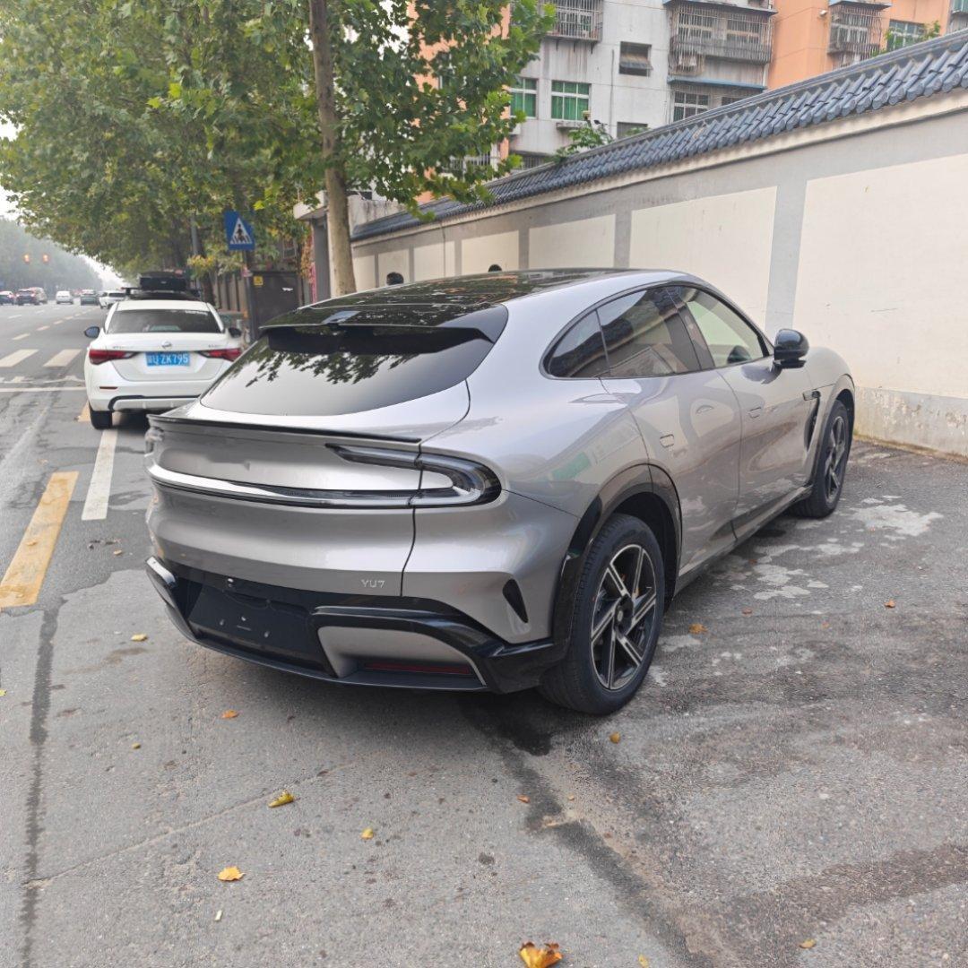 小米YU7交付应该没有问界M8多吧？但我还一辆M8都没见过，YU7见得很多了，早