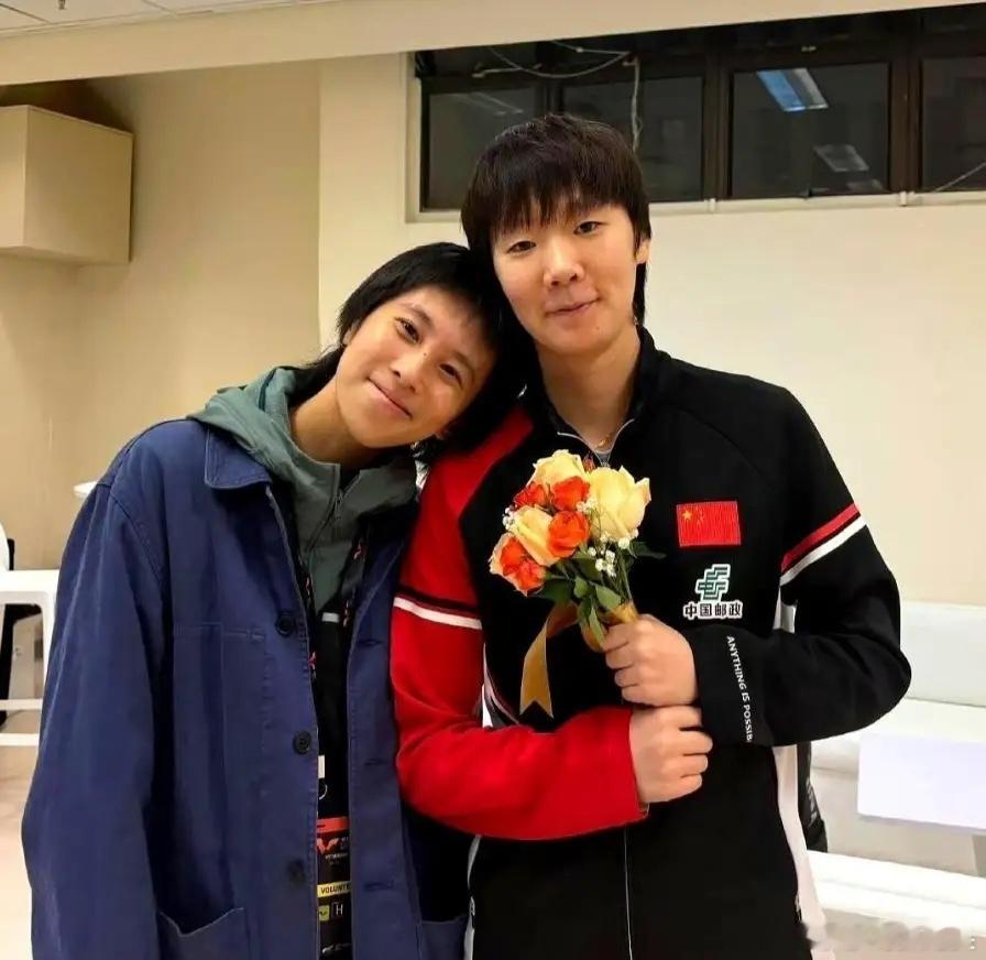 王曼昱夺冠后，拥抱的第一个人不是教练。她拨开人群，径直冲向看台，紧紧抱住那个已经
