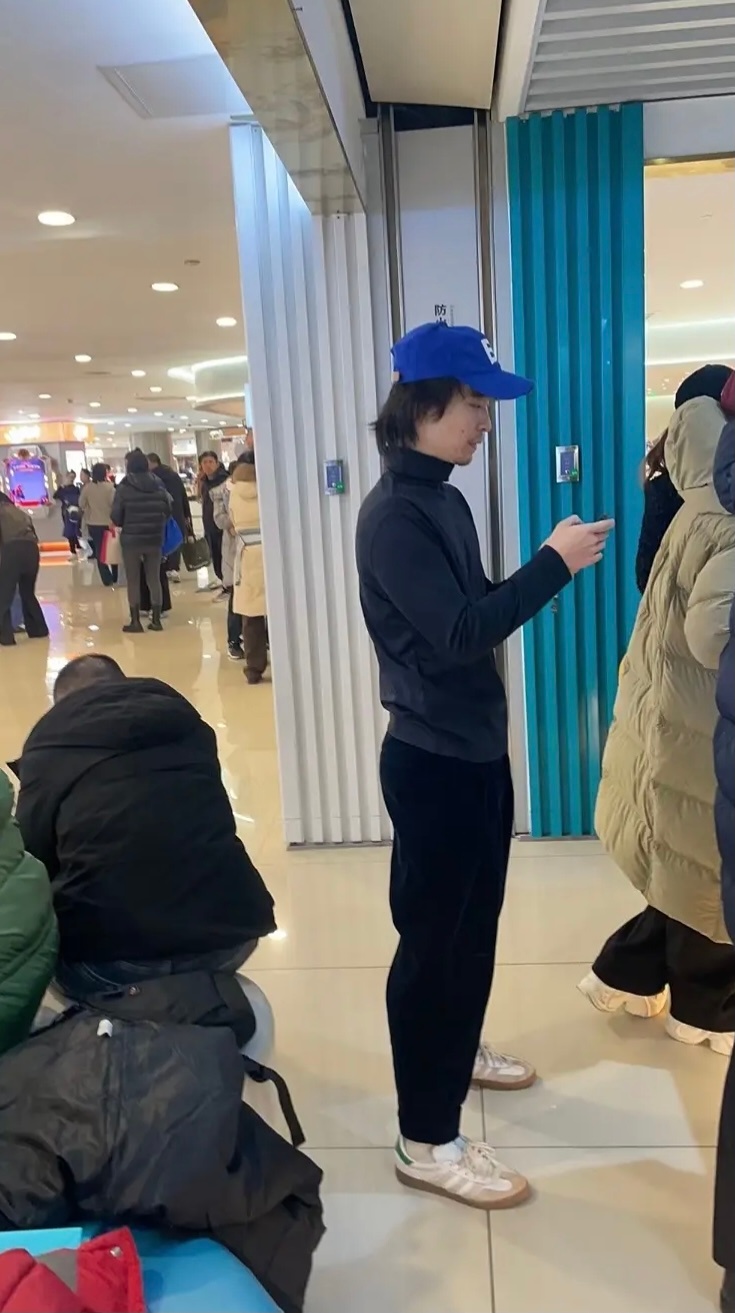 这不说谁能想到竟然是男明星，原来是孙怡前夫。 