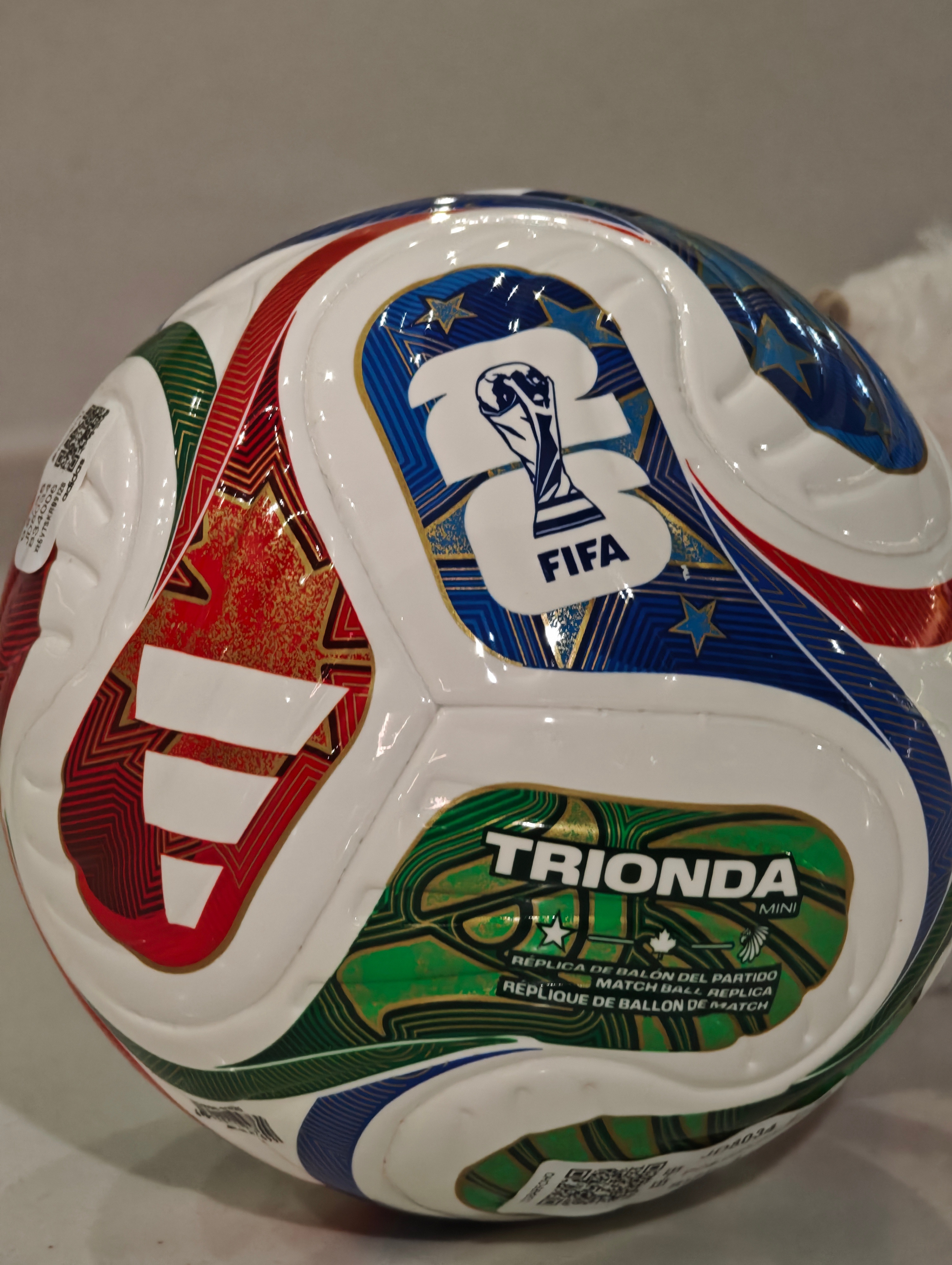 收到阿迪寄来的26世界杯比赛用球“三重浪”！是收藏用的mini球！实物蛮好看，细