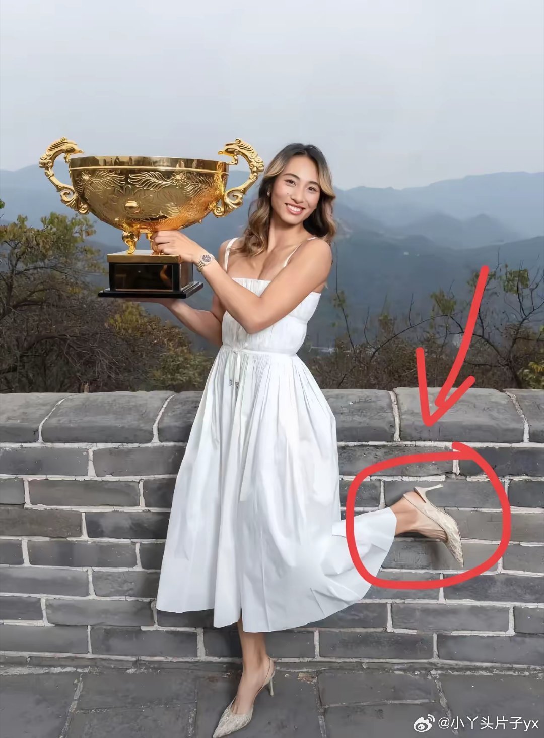 钦文在长城上穿着45900元的裙子和17000元的鞋子，我的注意力却全在她露出的