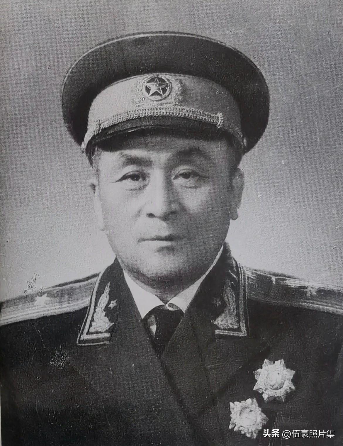 1955年，赵承金将军被授予少将军衔时留影。赵承金是其中原东北军出身的25位开国