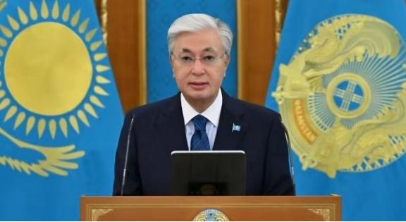 前脚新加坡总理黄循财呼吁中方放下历史恩怨，和日本实现和解。后脚哈萨克斯坦总统托卡