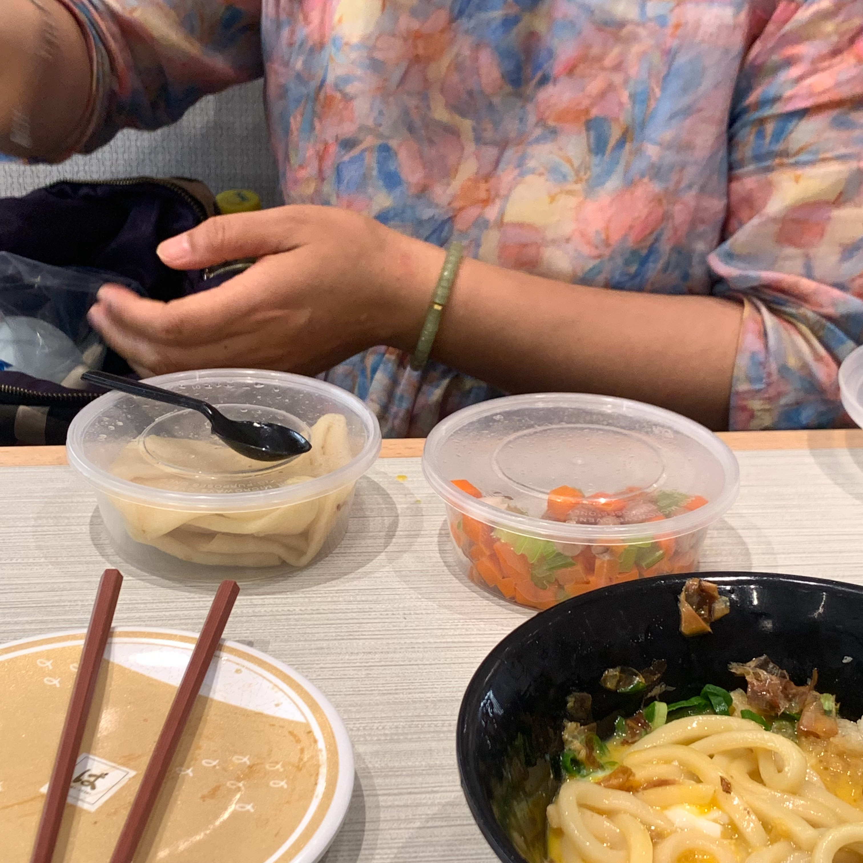 领豆妈吃滨吃一半她从包里掏出了剩下的早餐，我都不知道她什么时候装进去的