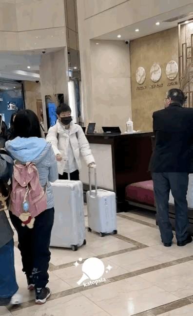 莎莎这次亚锦赛没比完就提前回国了，主要还是为了治病和好好歇一歇。跟她一块儿回来的