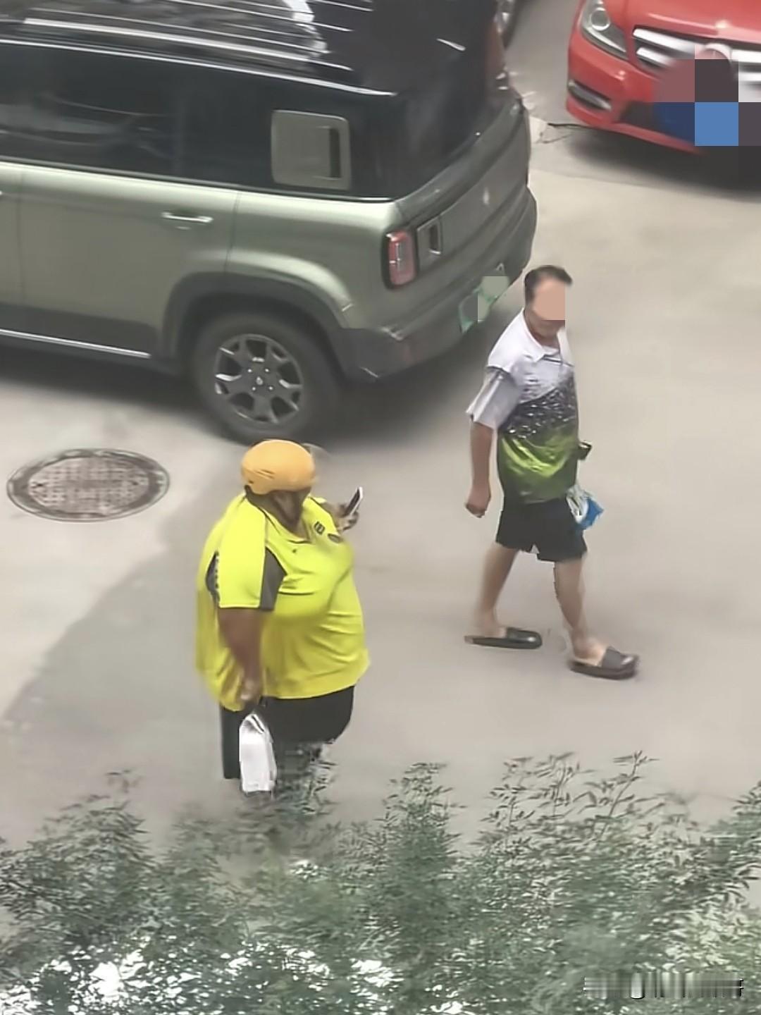 这位外卖小哥不担心超时吗？