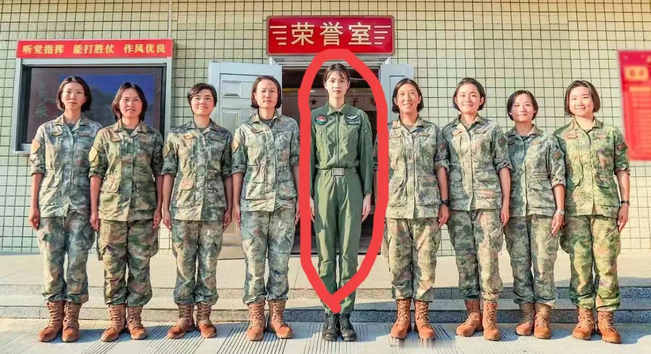 没看懂，两组照片中，徐枫灿与“女兵”们合影，就如同“红花”配“绿叶”，“金蝉”与