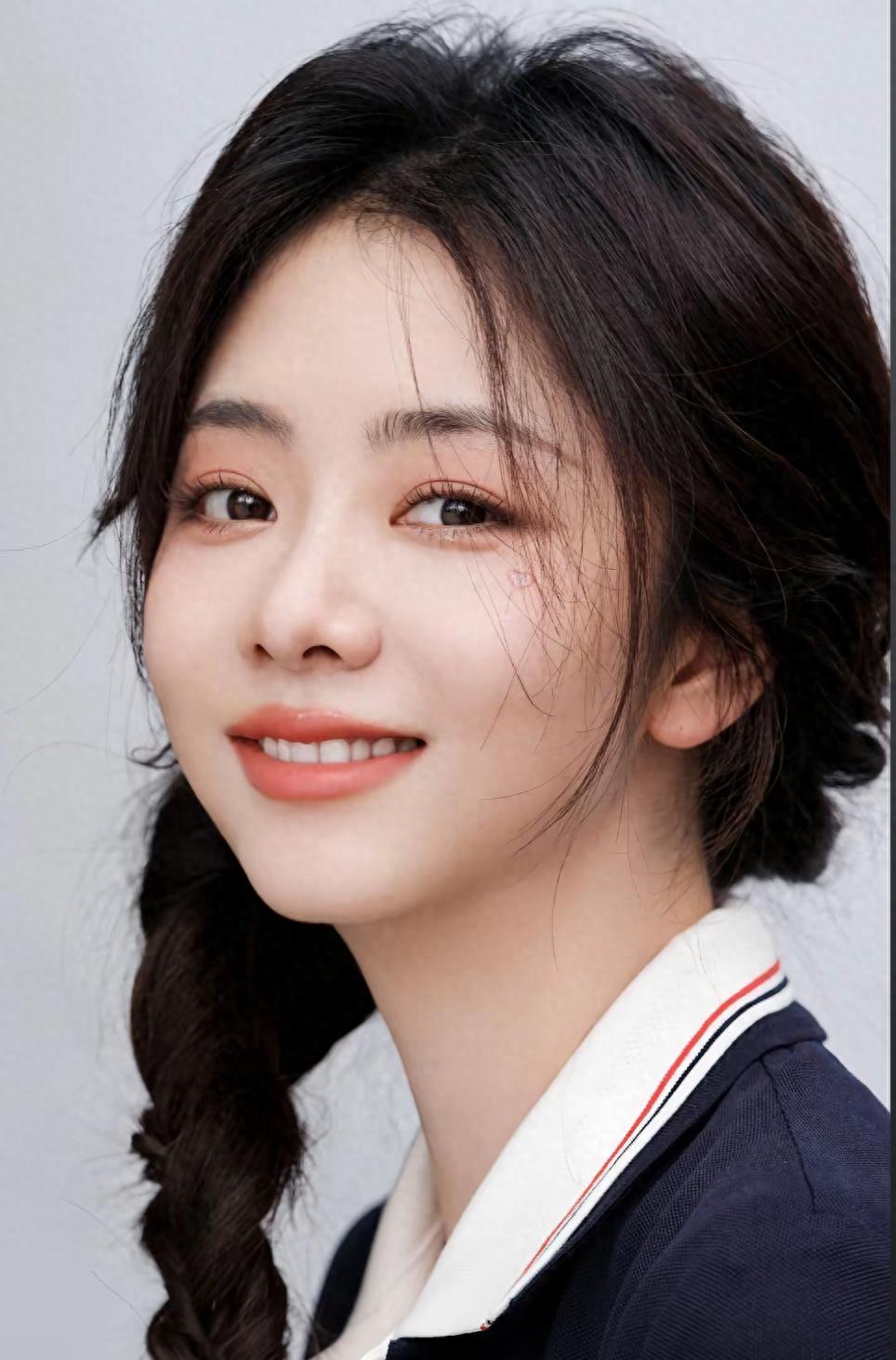 [月亮]好奇查了下谭松韵的出身，不查不知道，一查吓一跳，谭松韵根本不是什么资源咖