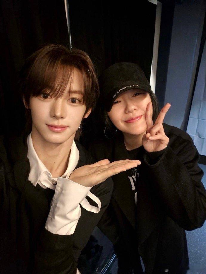 小S韩振合照韩振晒与小S合照韩振分享和小S的合照，两人状态都超棒，轻松自然的互动