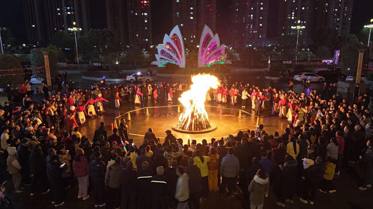 12月31日晚，水晶郦城蝴蝶广场上火光跃动、笑语飞扬，“欢聚跨年夜.情暖水晶郦城