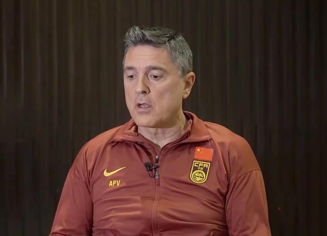 央视专访！U23国足主帅安东尼奥透露了他选择防守反击战术的原因。
他在接受记者的