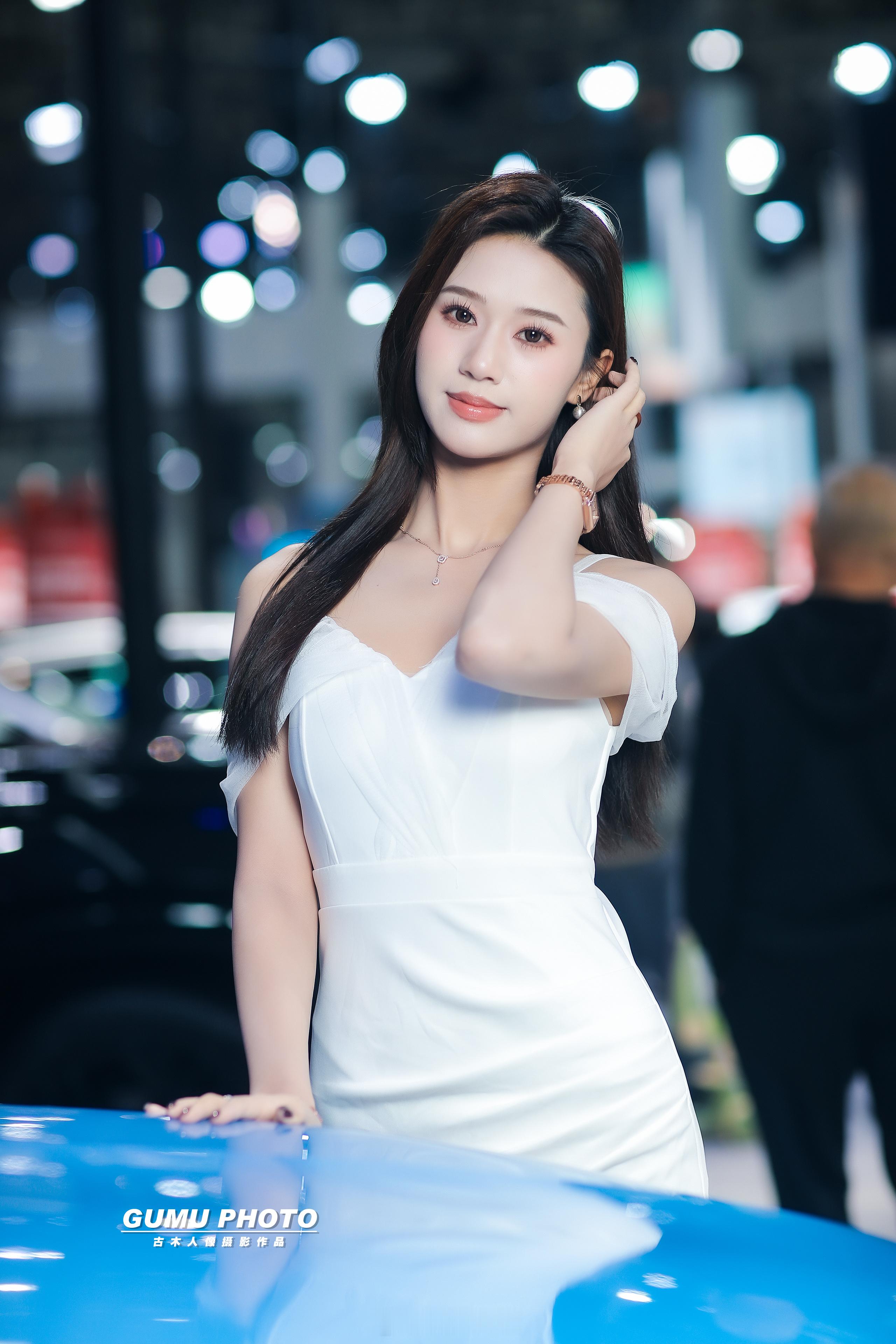 2025贵阳汽车文化节上汽大众展台模特小姐姐。2025贵阳汽车文化节第十五届贵阳